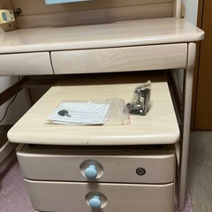 可愛い白色　学習机とサイド引き出しの画像