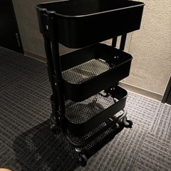 車輪付きの収納鉄棚の画像