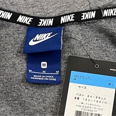 未使用値札付 NIKE パーカー レディース サイズM ナイキ スウェットパーカー パーカー ナイキ スポーツウェアの画像