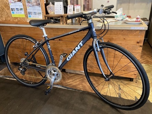 【GIANT escape R3前後タイヤ・チューブ新品！】アルミフレーム　3×8速　700×28cクロスバイク　ガンメタ