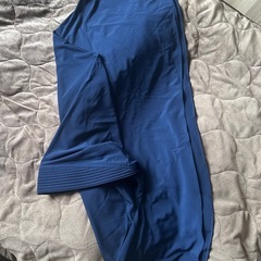 ヒジャブムスリムの赤色とネイビーの画像