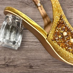 gold sandalの画像