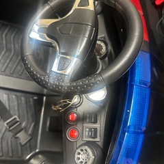 子供用ポリスカー、黒と白のデザイン、P-Zeroタイヤ付き。  - モデル名: ポリスカー - 色: 黒/白 - 特徴: 子供用乗用車 - タイヤブランド: P-Zeroの画像