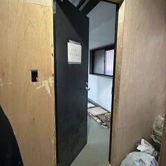ドアを取付出来る大工さんを探しています20000円の画像