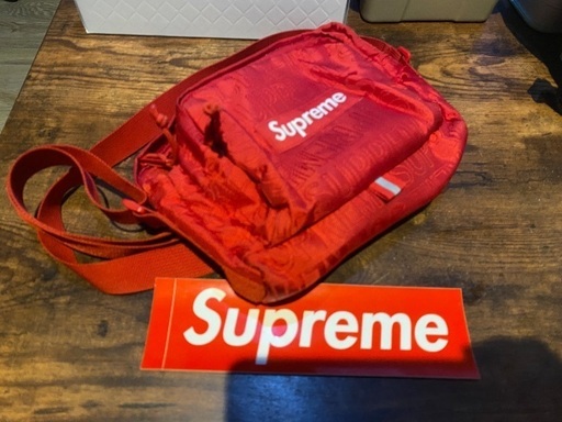 シュプリームのポーチ