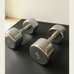 【愛用】9kgダンベル 2本セットあなたのトレーニングパートナーに！の画像