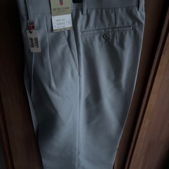 IZOD グレー スラックスグレーのスラックスの画像
