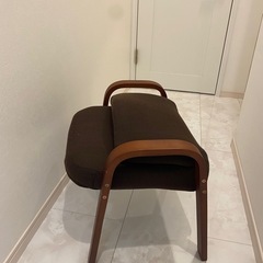 木製アーム付きチェアーの画像