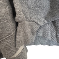 【ジーユー】グレー フード付きパーカー Mの画像