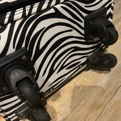 ゼブラ柄キャリーケースの画像