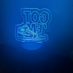 スニーカーの盾の画像