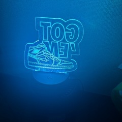 スニーカーの盾の画像