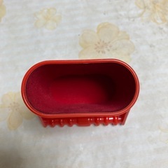 赤いメガネスタンドの画像