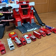 トミカ　変形ファイヤーステーション、BIGファイヤーエンジン、トミカ10台の画像
