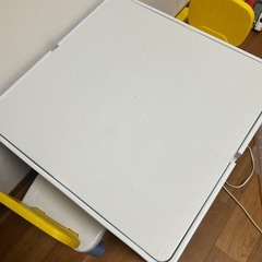 子供用テーブル、椅子のセットの画像