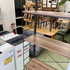 【リサイクルショップ ピカソ 小松原】🪴✨木目調の棚板 × ブラックスチールフレームのつっぱり式シェルフ（壁面収納ラック）✨🪴★1185★の画像