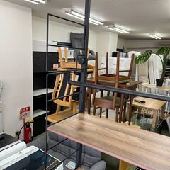 【リサイクルショップ ピカソ 小松原】🪴✨木目調の棚板 × ブラックスチールフレームのつっぱり式シェルフ（壁面収納ラック）✨🪴★1185★の画像