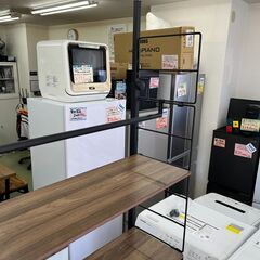 【リサイクルショップ ピカソ 小松原】🪴✨木目調の棚板 × ブラックスチールフレームのつっぱり式シェルフ（壁面収納ラック）✨🪴★1185★の画像