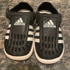adidas キッズ　サンダルの画像