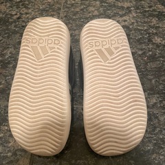 adidas キッズ　サンダルの画像