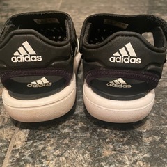 adidas キッズ　サンダルの画像