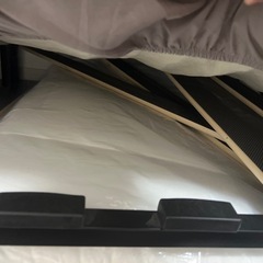 ベッドとベッドフレームの画像