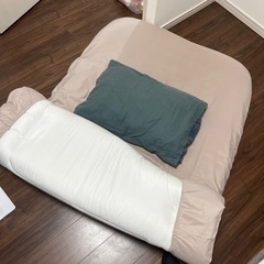 ベッドとベッドフレームの画像
