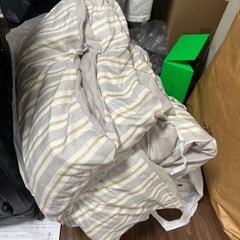 ベッドとベッドフレームの画像
