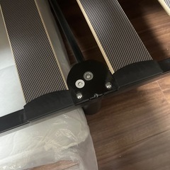 ベッドとベッドフレームの画像
