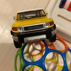 黄色い車のおもちゃの画像