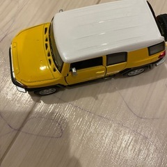 黄色い車のおもちゃの画像