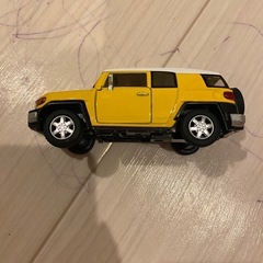 黄色い車のおもちゃの画像