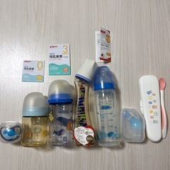 哺乳瓶4本、鼻水取り、おしゃぶり、離乳食スプーンの画像