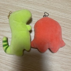 恐竜とウインナーのキーホルダーの画像