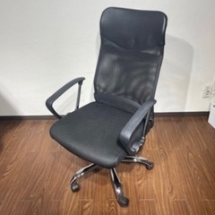 パソコンデスクとワークチェアのセットの画像