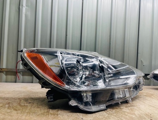 ((値下げ))アクアNHP10前期【TOYOTA】トヨタPRIUS-C純正USヘッドライト左右ハロゲン(12-14y)/USDM北米仕様プリウスCフロントランプAQUAサイドマーカー