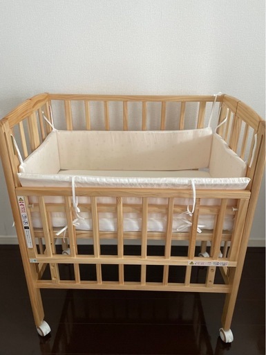 【最終値下げ！】ベビーベッド　大和屋　リリト　折りたたみ可能ミニベッド　マットレス、シーツ、防水シート、ベッドガード付き