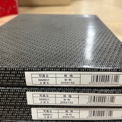 無料で差し上げます。未使用新品　樹脂製　写真立て　中判サイズ　6枚まとめての画像