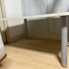 白いローテーブルの画像