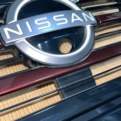 日産 E13 ノート 後期 純正 フロントグリル ラジエーターグリル 62310-6XV0A カメラ・センサー穴ありの画像