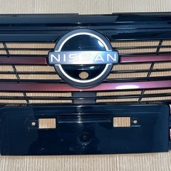 日産 E13 ノート 後期 純正 フロントグリル ラジエーターグリル 62310-6XV0A カメラ・センサー穴ありの画像