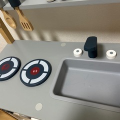 おままごとキッチン、調味料、調理器具付きの画像