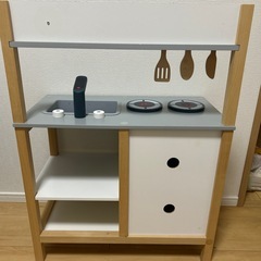 おままごとキッチン、調味料、調理器具付きの画像
