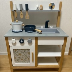 おままごとキッチン、調味料、調理器具付きの画像