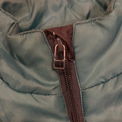 🧥【サイズ130】軽量キッズベスト／シンプルデザイン🧥 – ちょっと肌寒い時期に大活躍！秋口・春先にもおすすめ◎ –の画像