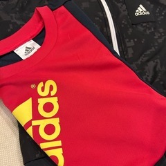 お取引決定しました👟【adidas アディダス】フード付きパーカー＋Tシャツ／2点セットsize140👕👕  – 着心地◎＆デザインもおしゃれ！普段着や運動着にぴったりのセットです✨–の画像