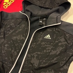 お取引決定しました👟【adidas アディダス】フード付きパーカー＋Tシャツ／2点セットsize140👕👕  – 着心地◎＆デザインもおしゃれ！普段着や運動着にぴったりのセットです✨–の画像