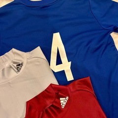 👕【サイズ150 adidas 3枚セット】 人気のadidasブランド！長袖インナー2枚とJFA日本代表Tシャツのセットです⚽️。の画像