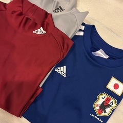 👕【サイズ150 adidas 3枚セット】 人気のadidasブランド！長袖インナー2枚とJFA日本代表Tシャツのセットです⚽️。の画像