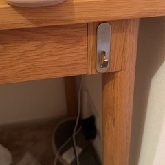 IKEAの無垢材のテーブルと椅子一式の画像